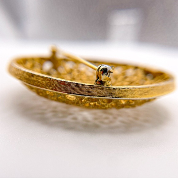 Vintage Crown Trifari Gold Tone Open Circle Filigree Textured Pin/Brooch - Picture 6 of 6